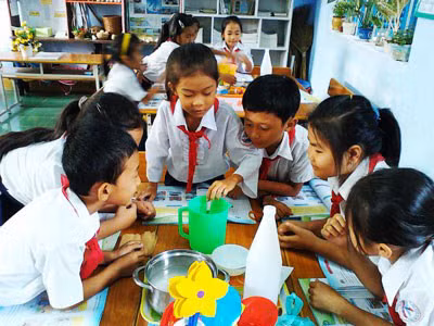 Ngồi học theo "mâm" là dấu hiệu nhận diện đặc trưng của mô hình trường học mới VNEN, ảnh minh họa: Báo Giáo dục và Thời đại.