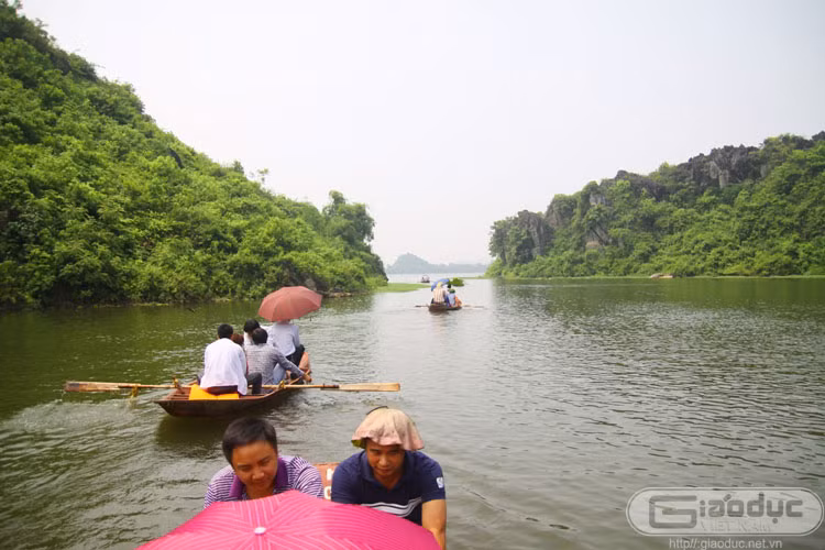 Để du lịch Quan Sơn, phương tiện duy nhất là ngồi thuyền. Bạn sẽ được ngồi thuyền khoảng gần 2 tiếng đồng hồ để chiêm ngưỡng cảnh sắc non nước hùng vĩ nơi này.