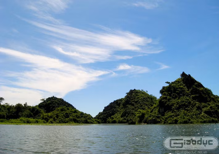 Hệ thống núi đá vôi dày đặc nằm đan xen tạo thành những lòng thung nước tuyệt vời.