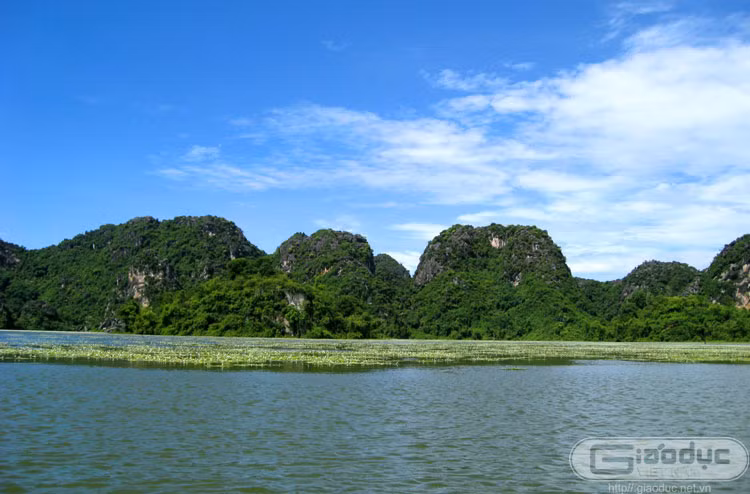 Trời cao vút với nền trời xanh ngắt soi bóng xuống lòng hồ trong veo.