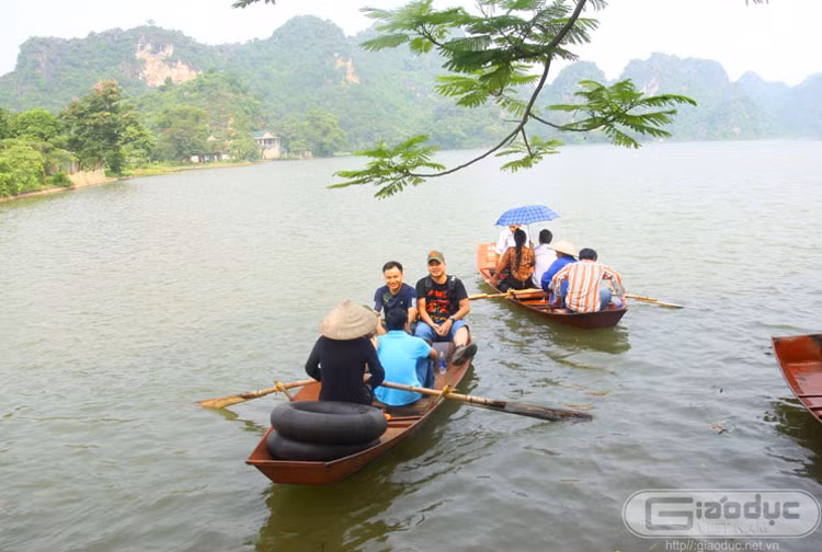 Diện tích lòng hồ rộng gần 900 ha, giữa lòng hồ có nhiều đảo, núi với những tên gọi khác nhau.