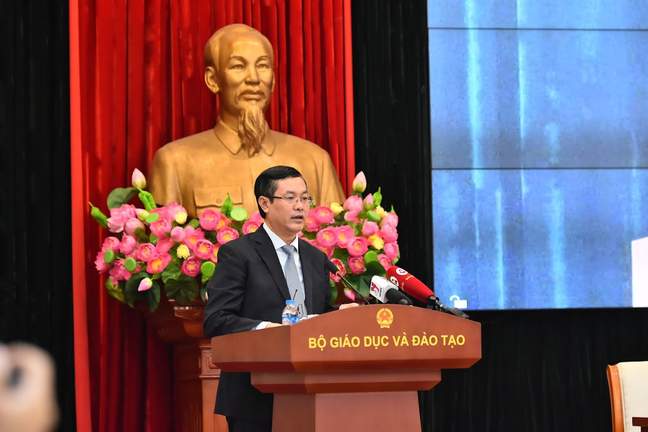 Thứ trưởng Bộ Giáo dục và Đào tạo Nguyễn Văn Phúc trình bày báo cáo tổng kết