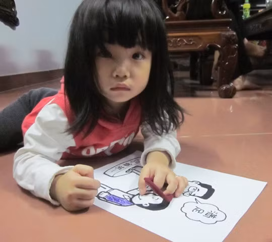 Cháu Ly lủi thủi chơi một mình khi ở nhà
