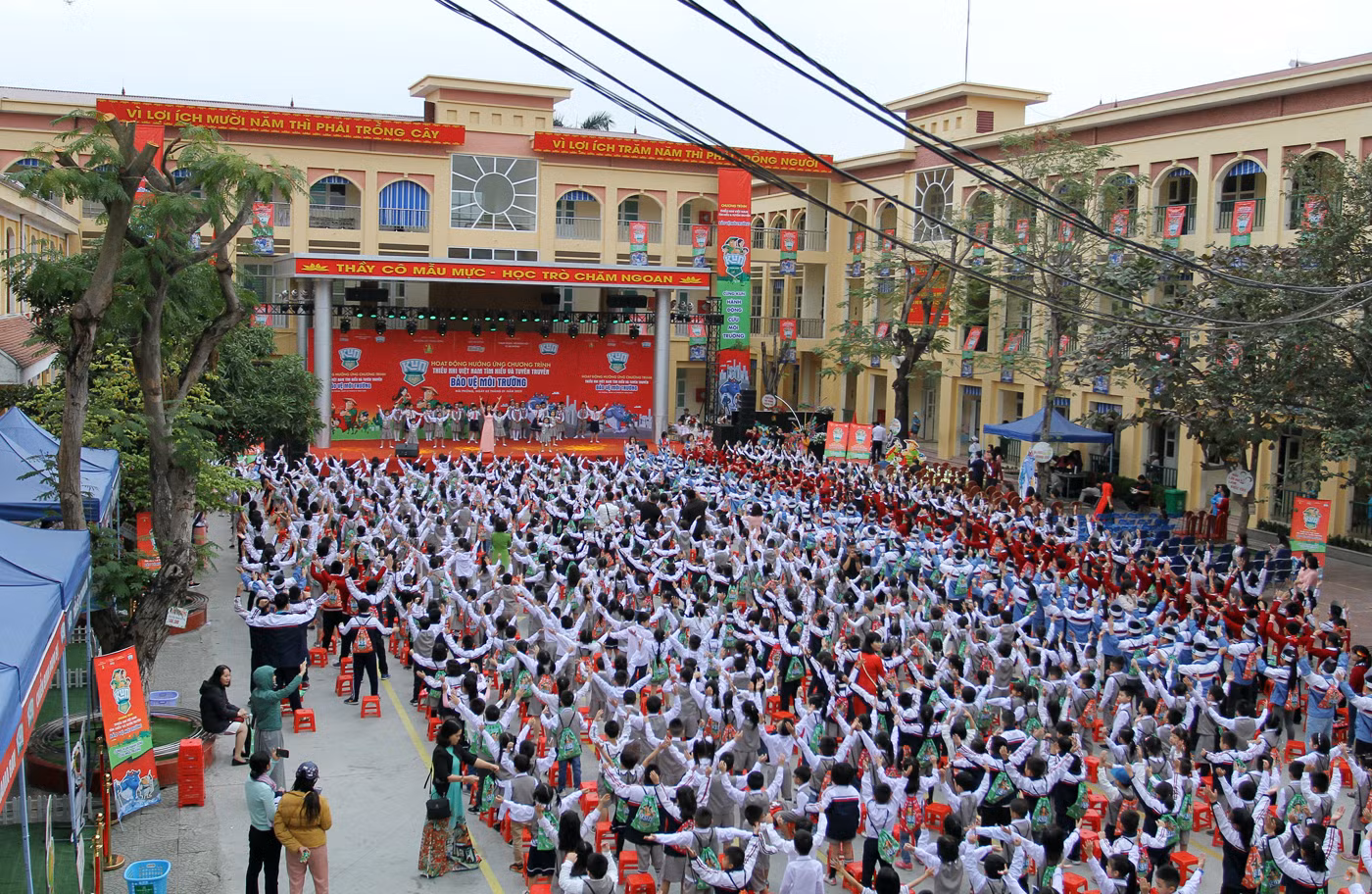 Tiết mục đồng diễn nhảy Flashmob thu hút hàng trăm học sinh tham gia (Ảnh: Lã Tiến)