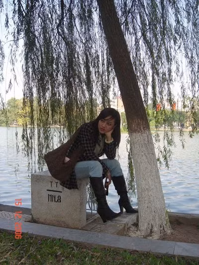 Tại Hồ Gươm Hà Nội, với phong cách "ngầu"
