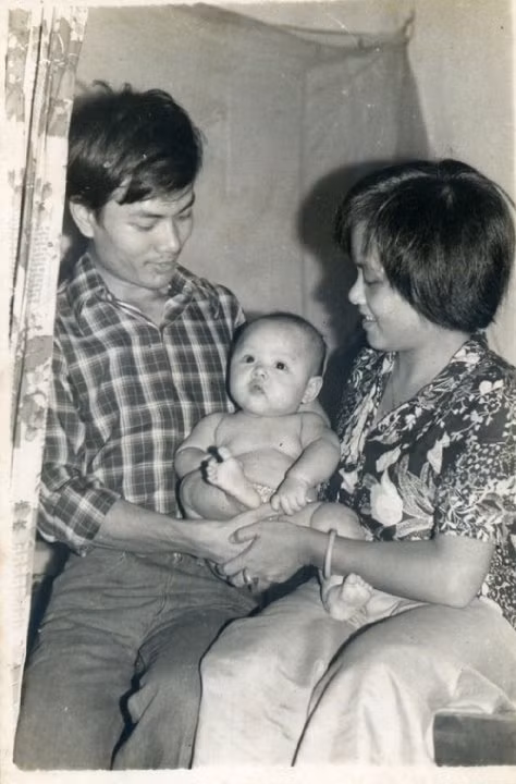 "Em bé" Hoài Anh trong vòng tay ba mẹ
