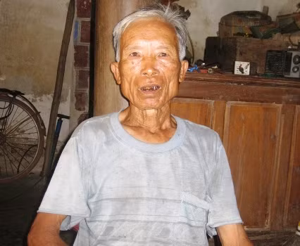 Ông Hoàng Văn Chuyên (bố chị Liên) cho biết, con ông thuộc diện hộ nghèo và khó khăn trong thôn nhưng cũng chỉ được nhận 100 nghìn chứ không được gạo cứu đói Ông Hoàng Văn Chuyên (bố chị Liên) cho biết, con ông thuộc diện hộ nghèo và khó khăn trong thôn nhưng cũng chỉ được nhận 100 nghìn chứ không được gạo cứu đói