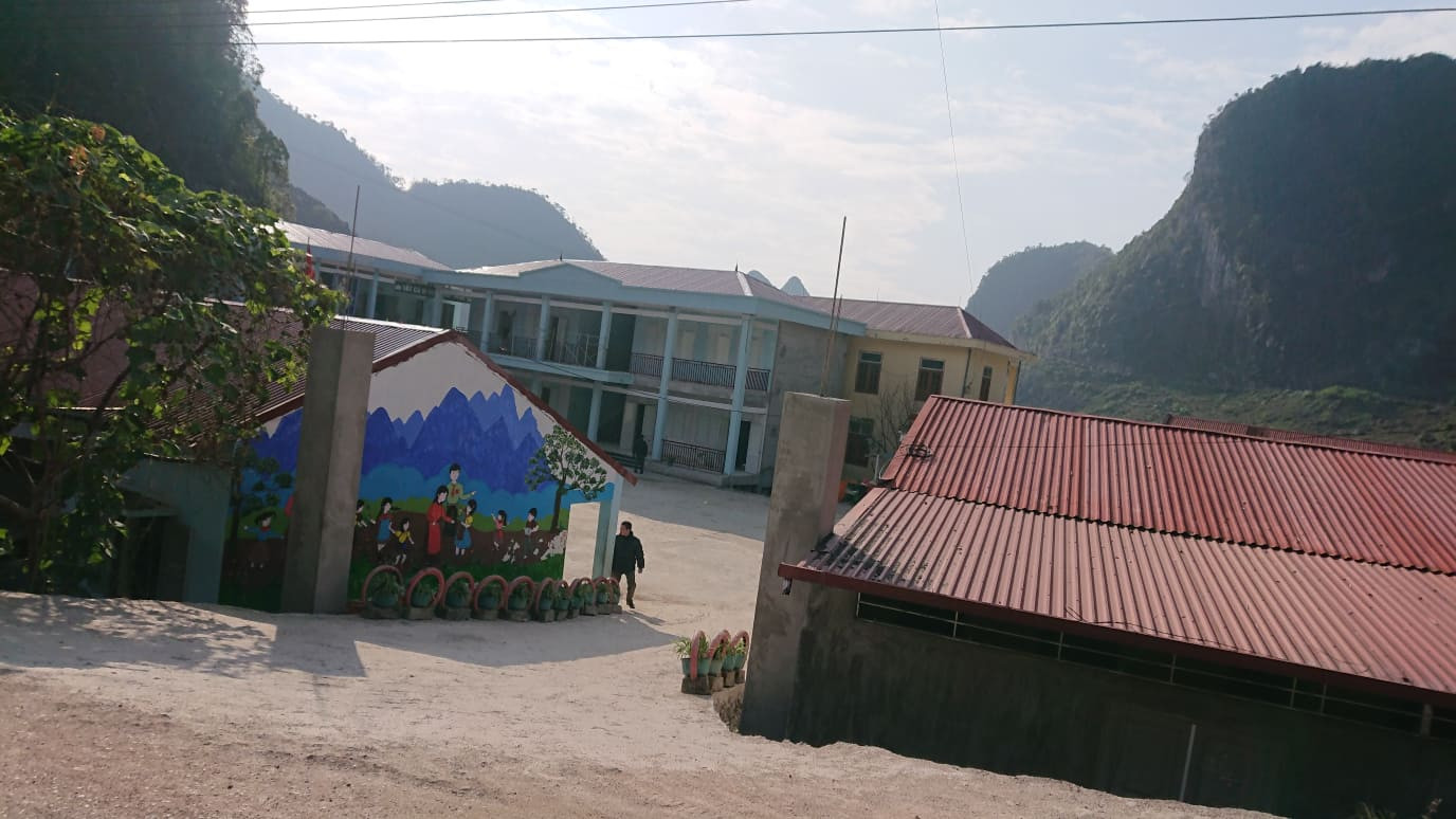Mập mờ gạo ăn của học sinh, Hiệu trưởng trường Phổ thông dân tộc bán trú tiểu học Giàng Chu Phìn bị tổ chức kiểm điểm và nghiêm túc rút kinh nghiệm. (Trường Giảng Chu Phìn chưa có biển hiệu) Ảnh: LC