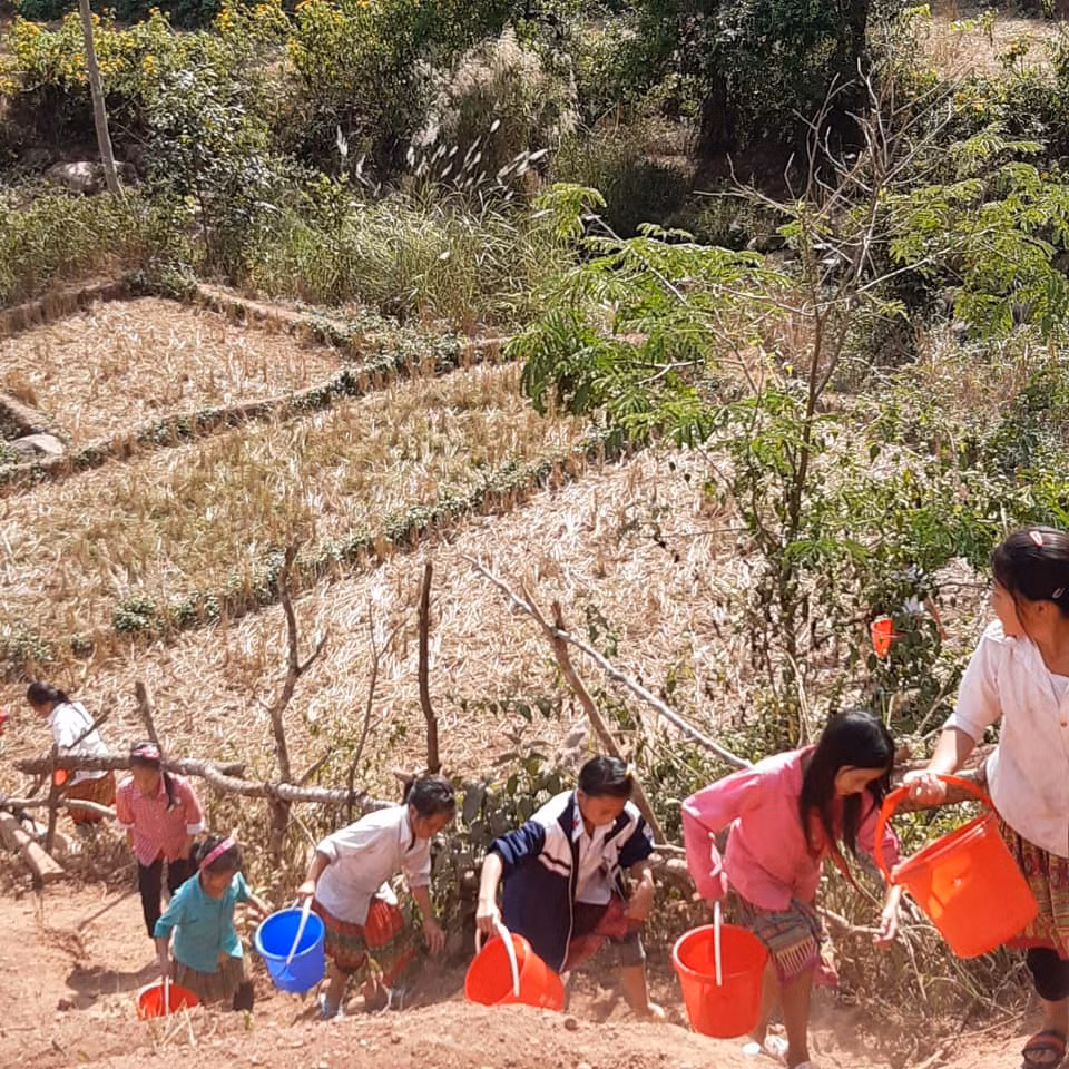 Từng đoàn, từng đoàn đem theo xô, chậu, sau tắm giặt là một xô nước mang về trường. Ảnh: LC Từng đoàn, từng đoàn đem theo xô, chậu, sau tắm giặt là một xô nước mang về trường. Ảnh: LC