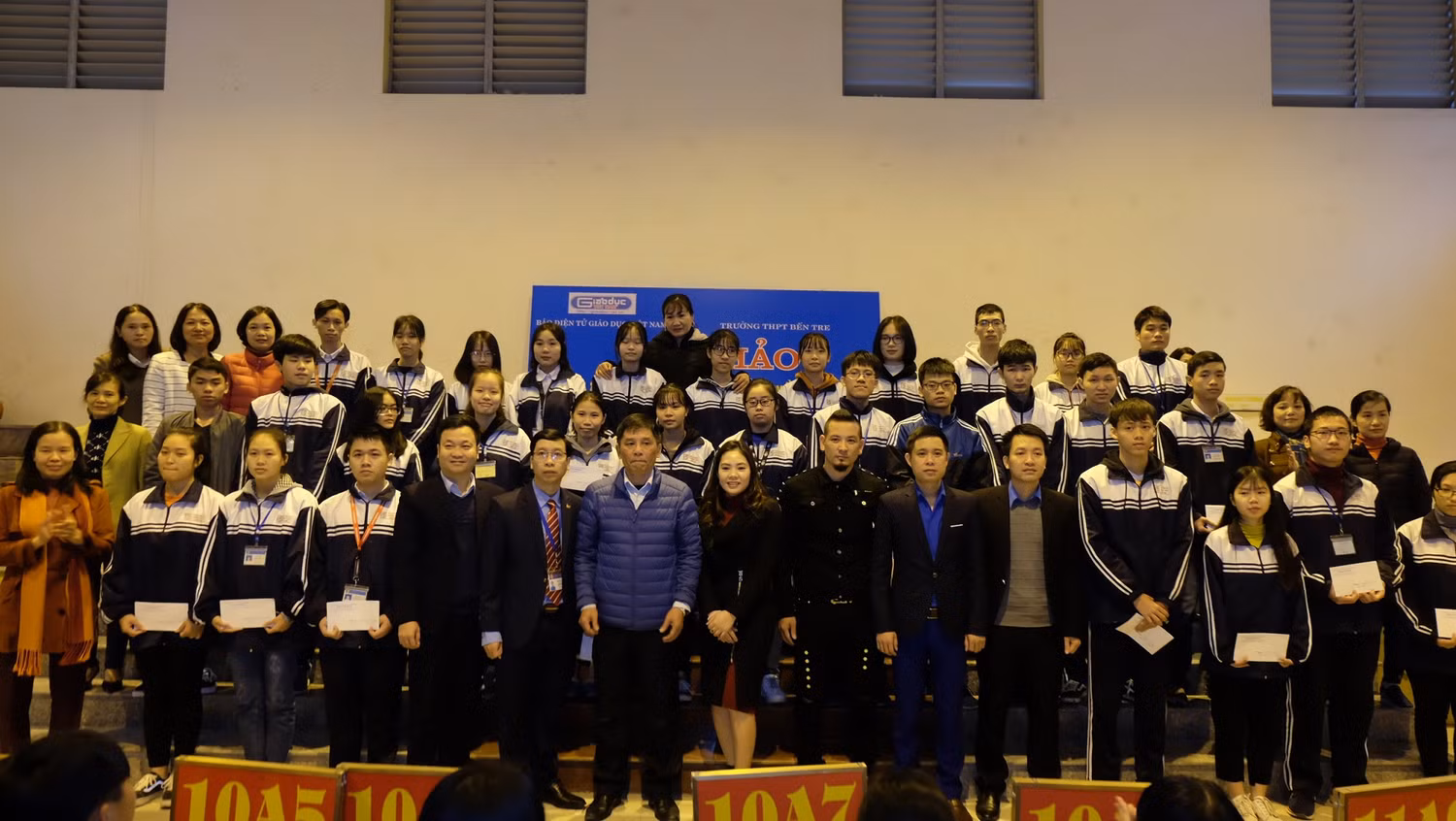 Hoạt động trao học bổng của các cựu học sinh trường Bến Tre cho các em học sinh đạt giải trong các kỳ thi học sinh giỏi của nhà trường. Ảnh: LC Hoạt động trao học bổng của các cựu học sinh trường Bến Tre cho các em học sinh đạt giải trong các kỳ thi học sinh giỏi của nhà trường. Ảnh: LC