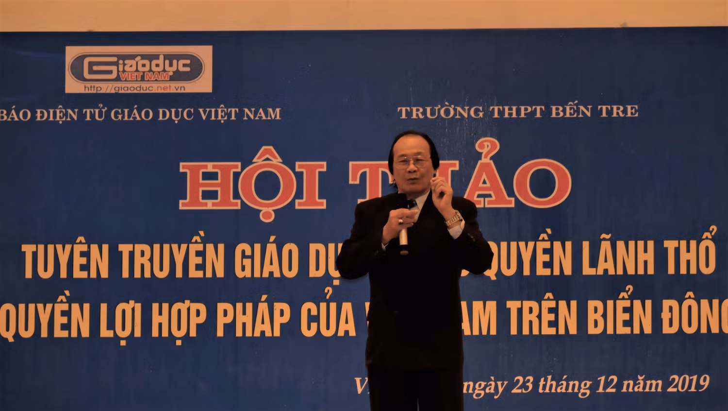 Với kiến thức tổng quát, chuyên sâu, Tiến sĩ Trần Công Trục đã đáp ứng nhu cầu tìm hiều thông tin của các em học sinh trường Bến Tre. Ảnh: LC Với kiến thức tổng quát, chuyên sâu, Tiến sĩ Trần Công Trục đã đáp ứng nhu cầu tìm hiều thông tin của các em học sinh trường Bến Tre. Ảnh: LC