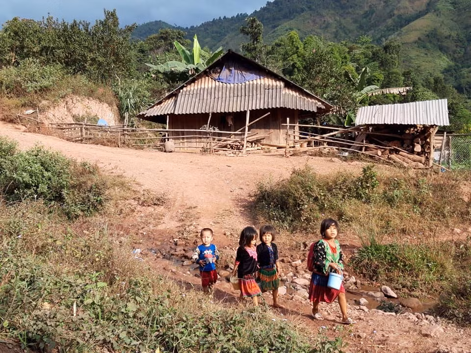Mùa khô, những con suối cạn cũng là đường đến trường. Ảnh: LC Mùa khô, những con suối cạn cũng là đường đến trường. Ảnh: LC