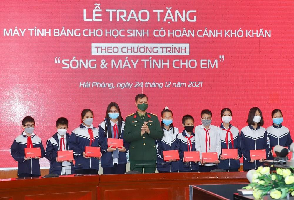 Đại tá Tào Đức Thắng – Phó Tổng Giám đốc Tập đoàn Công nghiệp – Viễn thông Quân đội trao tặng máy tính bảng cho các em học sinh có hoàn cảnh khó khăn (Ảnh: CTTĐT)