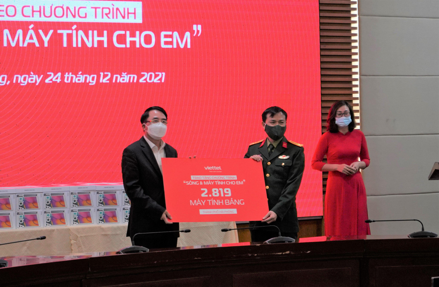 Tập đoàn Viettel trao tặng 2.819 máy tính bảng cho học sinh, sinh viên Hải Phòng (Ảnh: MD)