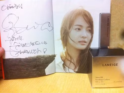 Một tấm thiệp Song Hye Kyo dành gửi tặng nhân viên đoàn phim. Một tấm thiệp Song Hye Kyo dành gửi tặng nhân viên đoàn phim.