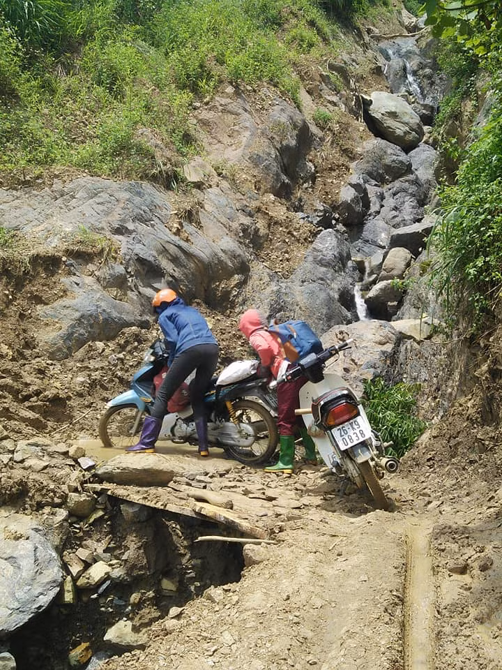 Những khúc cua hẹp, đầy nguy hiểm mà các thầy cô phải vượt qua. (Ảnh: LC)