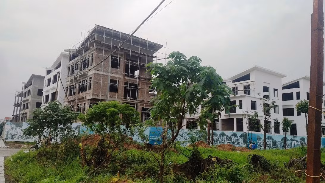 Khu biệt thự từng bị Ủy ban nhân dân quận Long Biên ra quyết định xử phạt nhưng Sở Xây dựng lại cấp phép sau gần 1 năm. (Ảnh: LC)
