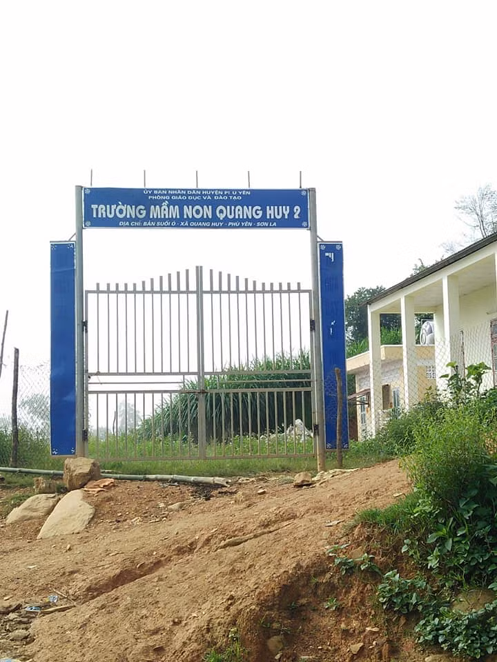 Trường Mầm non Quang Huy 2 (Xã Quang Huy, Huyện Phù Yên, Tỉnh Sơn La) là một trong những điểm trường vùng khó. Sau tháng nghỉ hè, các thầy cô giáo đến điểm trưởng lao động, dọn dẹp chuẩn bị cảnh quan cho năm học mới. Chỉ vài ngày nữa thôi tại điểm trường lại ê a tiếng hát, tiếng cười của học trò giữa vùng cao nguyên phủ sương mờ. (Ảnh: LC)