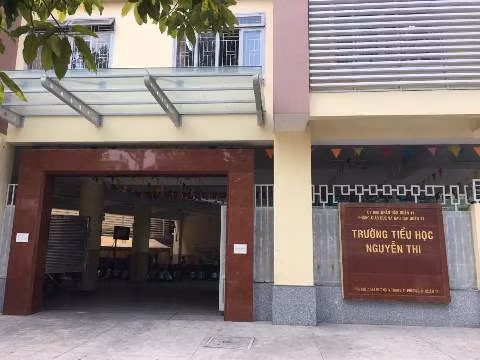 Trường tiểu học Nguyễn Thi, quận 11, nơi xảy ra vụ cô Hiệu phó cầm thước đánh học sinh (ảnh: P.L)