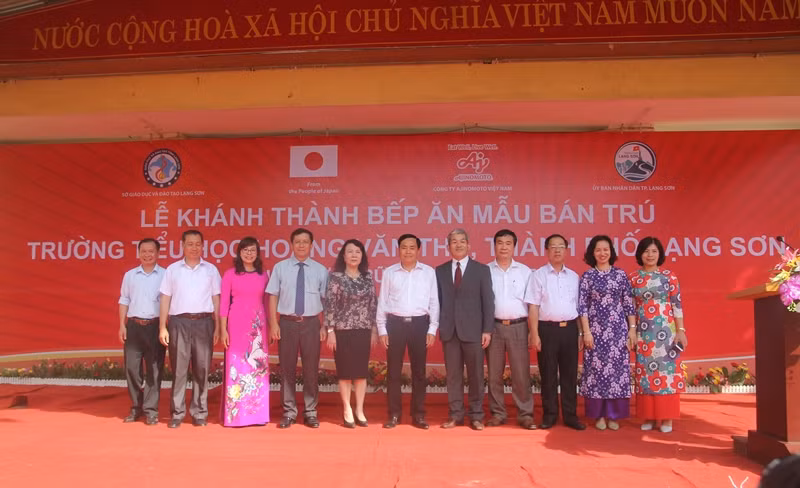 Các lãnh đạo chụp ảnh lưu niệm cùng nhau trong buổi khánh thành Bếp ăn mẫu bán trú. Ảnh: Minh Chí.