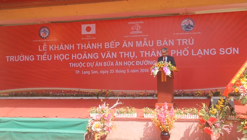 Ông Keiji Kaneko - Tổng Giám đốc Công ty Ajinomoto Việt Nam phát biểu tại buổi lễ khánh thành bếp ăn mẫu bán trú tại Trường tiểu học Hoàng Văn Thụ với mong muốn những bữa ăn của học sinh được cân bằng dinh dưỡng, đa dạng, giúp các em phát triển toàn diện một cách tốt nhất.. Ảnh: Minh Chí.