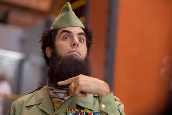 Phim The Dictator dù không làm người xem bực mình bởi những chi tiết hài hước và vui nhộn, nhưng cũng không thể tránh khỏi những lỗi nhỏ. Trong một cảnh quay ở Liên Hiệp Quốc, có thể thấy rõ chiếc tai nghe vẫn còn đeo trên tai của nhân vật Aldeen do nam diễn viên Sacha Baron Cohen thủ vai. Ảnh. Paramount Pictures.
