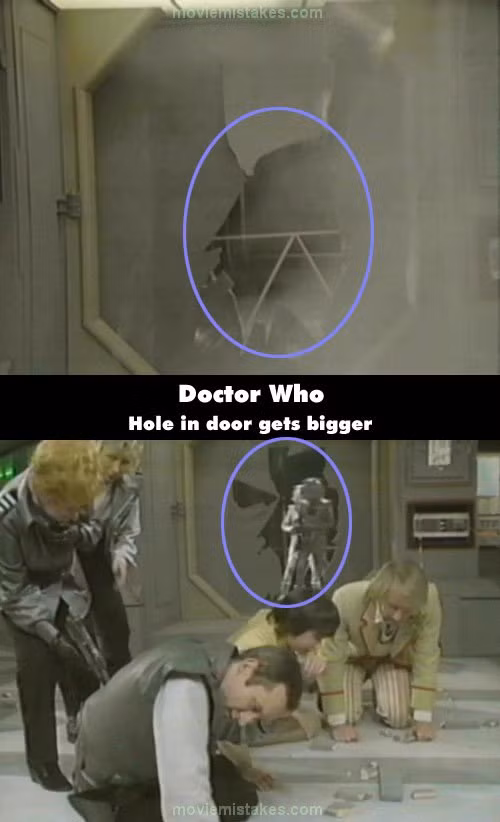 Lỗ hổng do người máy tạo ra trong phim Doctor Who (1963) thậm chí còn rộng toác hơn trước khi có người chui qua.