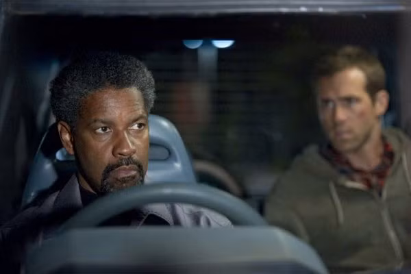 Hai mật vụ trong Safe House do Denzel Washington (trái) và Ryan Reynolds cùng bắt chuyến bay đến Washington D.C nhưng điểm đến của họ lại là Cape Town của Nam Phi trên chiếc trực thăng Gulfstream, một chi tiết không hề có trong cốt truyện phim.