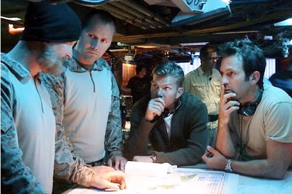 Trong bộ phim Act of Valor, một tấm bản đồ địa lý được trưng ra trong một vài cảnh quay, điều đáng tiếc là không một tọa độ nào xuất hiện trên bản đồ thể hiện một cách chính xác, ngoại trừ một điểm đi qua Somalia. Bizarre. Ảnh. Universal Pictures.