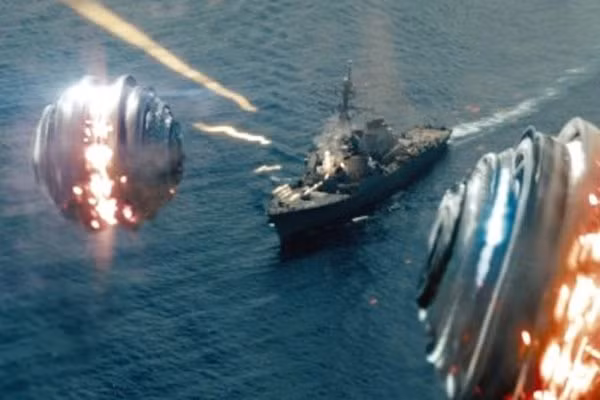 Chiếc tàu “khủng” trong Battleship có sức mạnh có thể nói là màu nhiệm và cực kỳ tối tân, thế nhưng trong một cảnh phim, con tàu mang tên Sampson này đã bị một vũ khí của người ngoài hành tinh tấn công và bị đốt cháy một lỗ lớn ở mạn trái tàu. Nếu tinh mắt để ý thì có thể thấy ở cảnh tiếp theo và trong toàn bộ trận đánh, vết hổng lớn như vậy lại hoàn toàn biến mất. Ảnh. Universal Pictures.