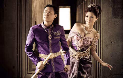 Năm 2007, Hương Giang đại diện Việt Nam tham dự Hoa Hậu Châu Á song không nhận được giải thưởng nào. Năm 2009, Hương Giang dự thi Hoa hậu Việt Nam Toàn cầu tại Mỹ và đoạt danh hiệu Á hậu 2 cùng 2 giải phụ là Hoa hậu Ảnh và Miss Aodai. Cuối năm 2009, Trần Thị Hương Giang đại diện Việt Nam tham dự Hoa hậu Thế giới 2009 tại Nam Phi, lọt vào Top 16. Đầu năm 2010,trên trang web Globalbeauties, Hương Giang trở thành top 3 Đệ nhất mỹ nhân đương đại, top 10 gương mặt của năm. Sau đó, Hương Giang có tên trong top 10 hoa hậu của các hoa hậu và danh hiệu hoa hậu của các hoa hậu châu Á cũng do chính trang mạng này khởi xướng và bình chọn.