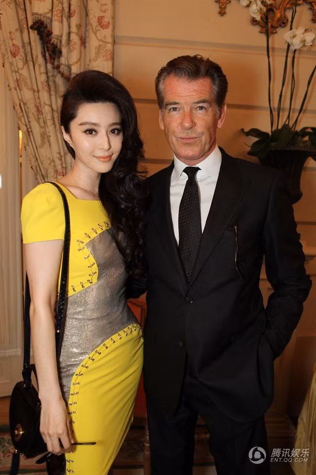 Hoa đán họ Phạm bên nam tài tử Điệp viên 007 Pierce Brosnan. Hoa đán họ Phạm bên nam tài tử Điệp viên 007 Pierce Brosnan.