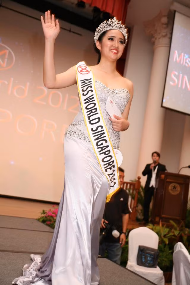 Tân hoa hậu Singapore 2012 đã chiến thắng nhờ khuôn mặt và câu trả lời thông minh với chiều cao khiêm tốn. Ảnh. Beautycontestupdate. Tân hoa hậu Singapore 2012 đã chiến thắng nhờ khuôn mặt và câu trả lời thông minh với chiều cao khiêm tốn. Ảnh. Beautycontestupdate.