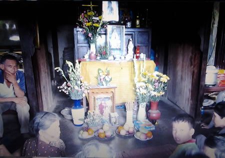 Một đồn mười, mười đồn trăm, từ đây, hàng trăm người từ các nơi khác ùn ùn kéo về xếp hàng để được “thầy” Hùng chữa bệnh. Cao điểm, có ngày các cán bộ xã ước tính “thầy” Hùng phải chữa bệnh cho hơn 500 lượt người. Ban đầu, do số người thưa thớt nên “thầy” Hùng chữa bằng cách phun rượu, dùng lá cây xoa vào chỗ đau của người bệnh. Về sau, do số bệnh nhân đông quá nên “thầy” thường cho người bệnh đứng thành 2 hàng, sau đó “thầy” đi dọc theo hàng để vuốt lên đầu bệnh nhân một lượt là... xong.