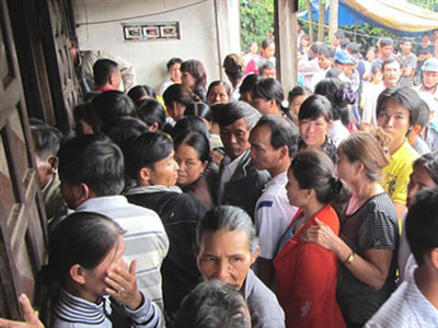 Bắt đầu từ ngày 28/1/2012 (tức mùng 6 Tết âm lịch),“thầy” Hùng tự tung tin mình được “thánh” Quan Vân Trường nhập, có thể chữa bách bệnh (kể cả bệnh ung thư) chỉ bằng cách... xoa đầu. Những tin đồn kiểu này nhanh chóng đồn xa khiến nhiều người dân khắp nơi tìm đến. Đánh trúng tâm lý của bệnh nhân, thầy Hùng đã lợi dụng sự cả tin ấy để chữa bệnh trong khoảng thời gian không phải ngắn.