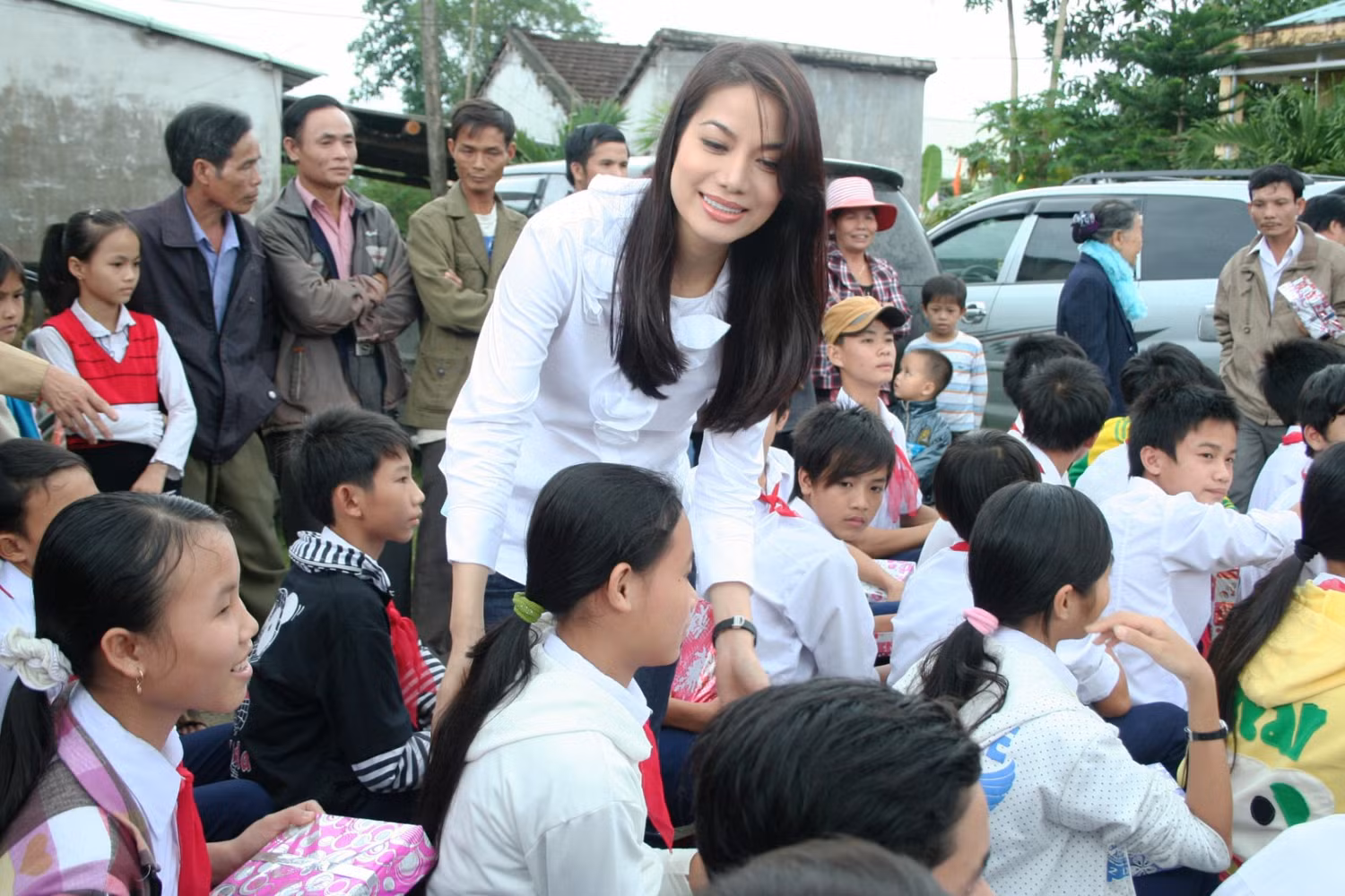 Trương Ngọc Ánh trong một lần làm từ thiện. Trương Ngọc Ánh trong một lần làm từ thiện.