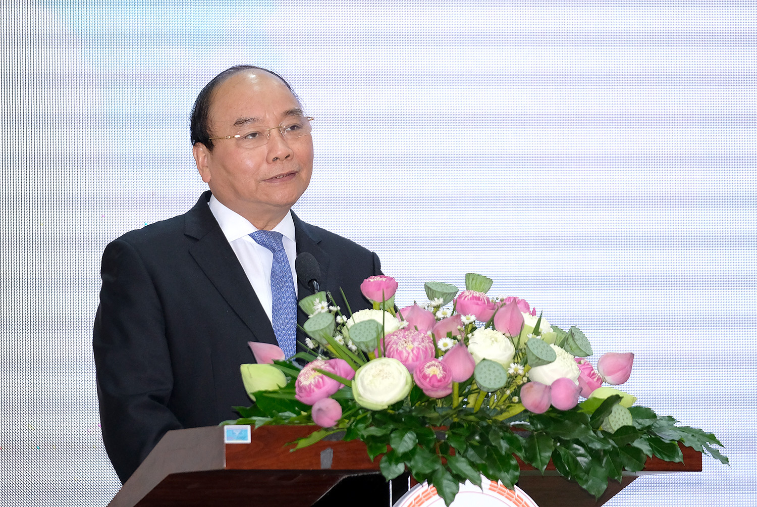 Thủ tướng đặt vấn đề và đề nghị sau hội nghị, Chính phủ, các bộ, ngành, nhất là Bộ Nông nghiệp và Phát triển nông thon sẽ thảo luận, có biện pháp tốt hơn để đưa ngành rau củ quả Việt Nam phát triển tương xứng với tiềm năng. Ảnh: VGP