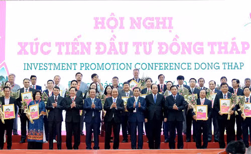 Thủ tướng chứng kiến tỉnh Đồng Tháp trao chứng nhận cho các dự án đầu tư. Ảnh: VGP/Quang Hiếu Thủ tướng chứng kiến tỉnh Đồng Tháp trao chứng nhận cho các dự án đầu tư. Ảnh: VGP/Quang Hiếu