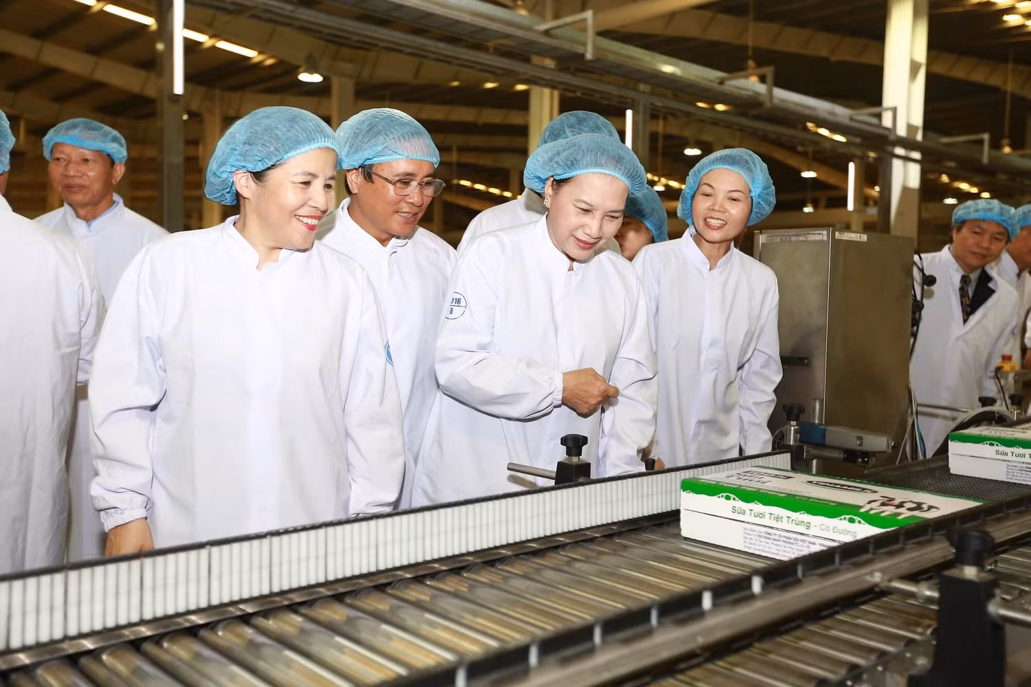 Chủ tịch Quốc Hội Nguyễn Thị Kim Ngân thăm dây chuyền sản xuất sữa của Vinamilk tân tiến và hiện đại nhất thế giới. Ảnh: Vinamilk. Chủ tịch Quốc Hội Nguyễn Thị Kim Ngân thăm dây chuyền sản xuất sữa của Vinamilk tân tiến và hiện đại nhất thế giới. Ảnh: Vinamilk.