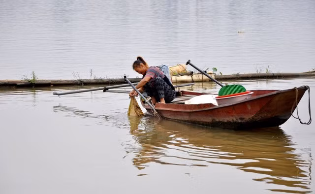 Người dân làng chài cũng thường xuyên để ý các vật trôi trên sông