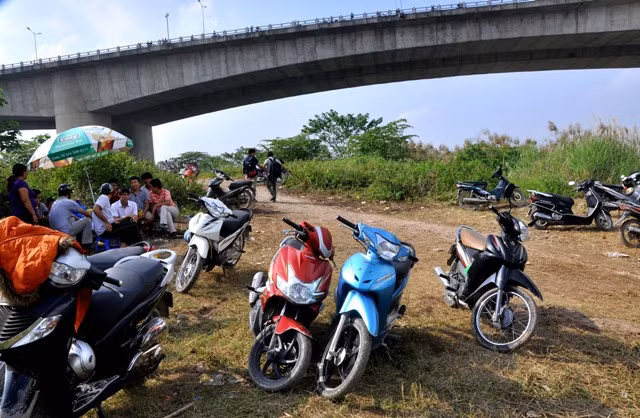 Lòng dân thấy bất an về hành vi ghê sợ của bác sĩ Tường và mong mỏi xác chị Huyền tìm thấy để gia đình bớt khổ đau.