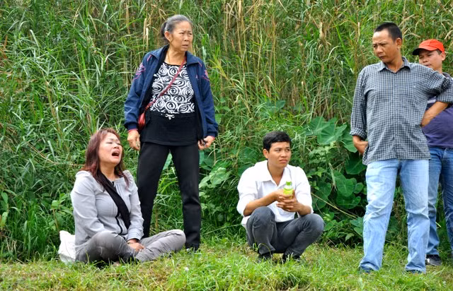 "Nhà ngoại cảm"(áo xám) đang có biểu hiện "nhập vong"