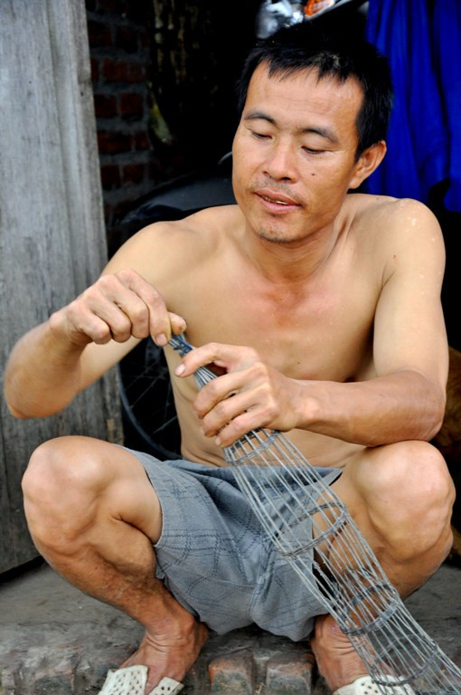 Anh Nguyễn Đức Hải, thôn 3, xã Canh Nậu (Thạch Thất, Hà Nội) đang chuẩn bị, sửa sang lại các phương tiện để đi săn chuột trong buổi tối.