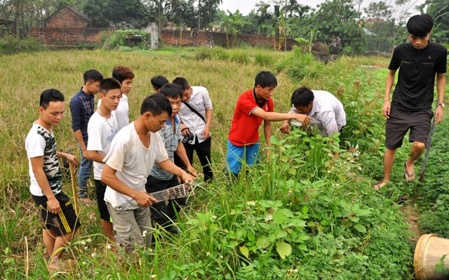 Theo anh Nguyễn Đức Sơn, thôn 4, đội 9, xã Canh Nậu (Thạch Thất, Hà Nội) là người có nhiều kinh nghiệm trong việc bắt chuột chia sẻ: “Việc bắt chuột vào buổi tối sẽ được nhiều hơn khi đánh bắt vào ban ngày, ban đêm chuột ra ngoài kiếm ăn sẽ dễ bắt hơn”.