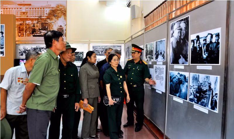 Triễn lãm được mở cửa miễn phí để đón tiếp đồng bào cả nước. (Trong ảnh là đoàn cựu chiến binh thị trấn Mường Khương, Lào Cai đang xem ảnh và hiện vật về Đại tướng).