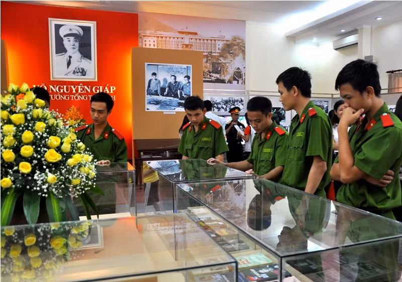 Bên cạnh ảnh và hiện vật, triển lãm còn trưng bày hơn 40 đầu sách viết về Đại tướng Võ Nguyên Giáp.