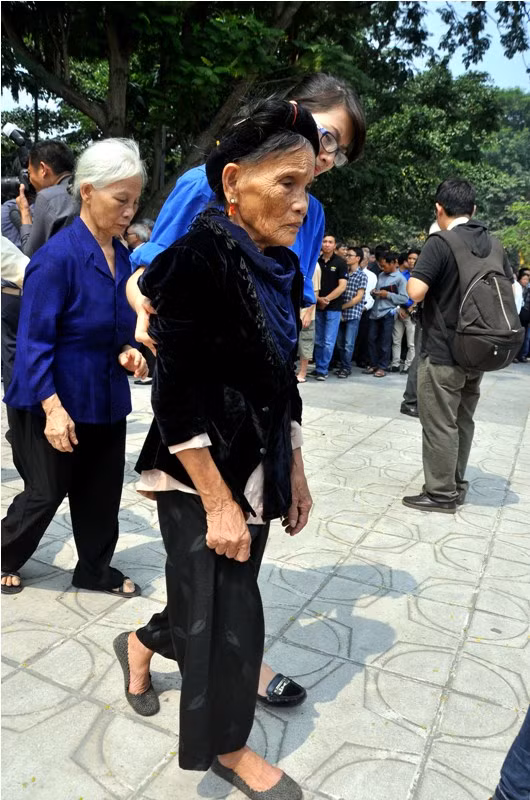 Những người già cũng đến để mong muốn nhìn thấy linh cữu của Người