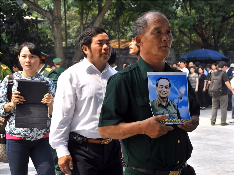 Những trang báo viết về Đại tướng cũng được dơ cao để ca ngợi vị Đại tướng tài giỏi của dân tộc