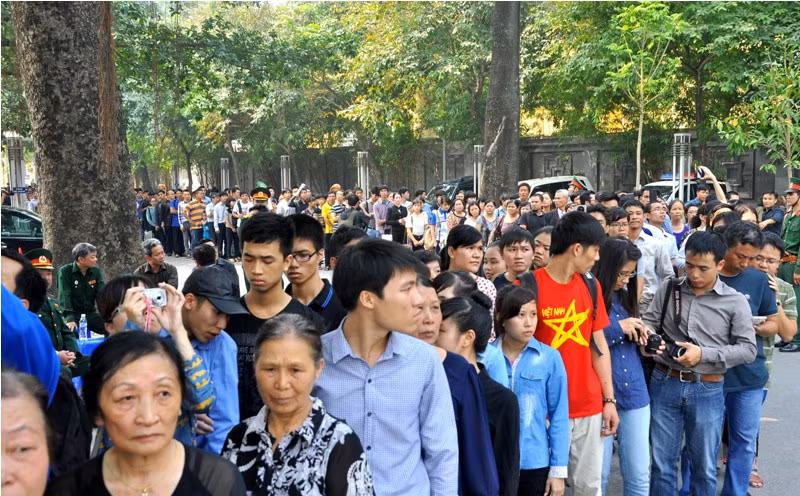Dòng người cứ nối tiếp nhau để vào viếng Đại tướng của nhân dân và vì nhân dân.