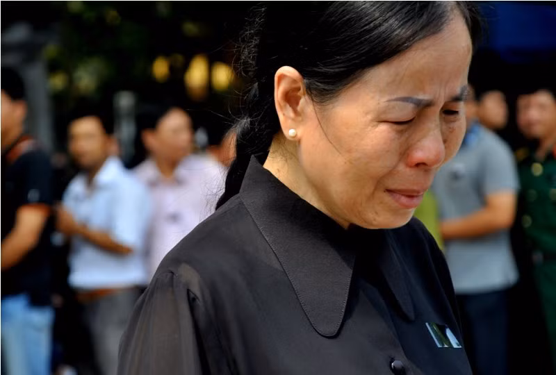 Vừa đi, vừa chắp tay để viếng hương hồn Đại tướng